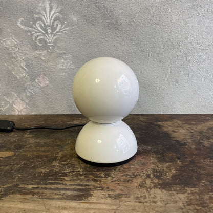 Lampada Eclisse bianca disegnata da Vico Magistretti e prodotta da Artemide nel 1965