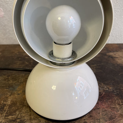 Lampada Eclisse bianca disegnata da Vico Magistretti e prodotta da Artemide nel 1965