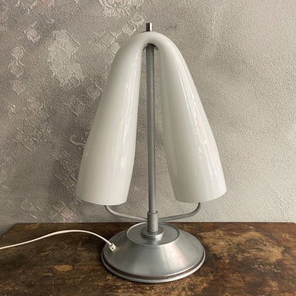 Lampada da tavolo Space Age Paralume curvo in vetro opalino a due luci attribuibile a MAZZEGA