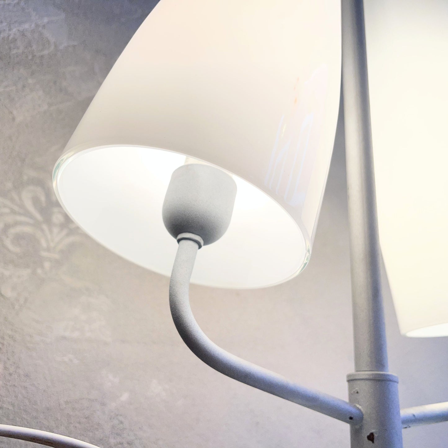 Lampada da tavolo Space Age Paralume curvo in vetro opalino a due luci attribuibile a MAZZEGA