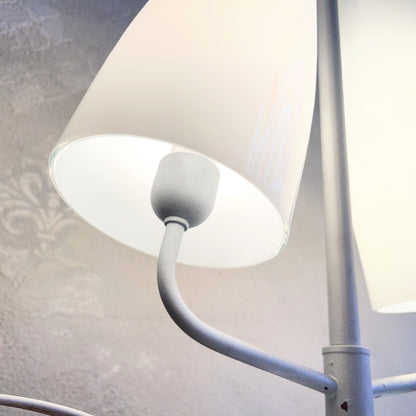 Lampada da tavolo Space Age Paralume curvo in vetro opalino a due luci attribuibile a MAZZEGA