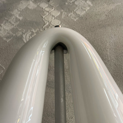 Lampada da tavolo Space Age Paralume curvo in vetro opalino a due luci attribuibile a MAZZEGA