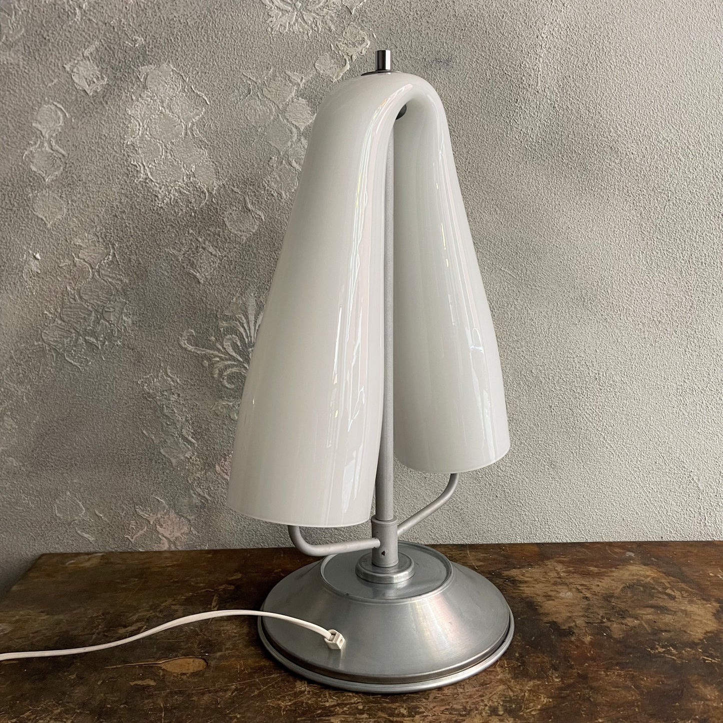 Lampada da tavolo Space Age Paralume curvo in vetro opalino a due luci attribuibile a MAZZEGA