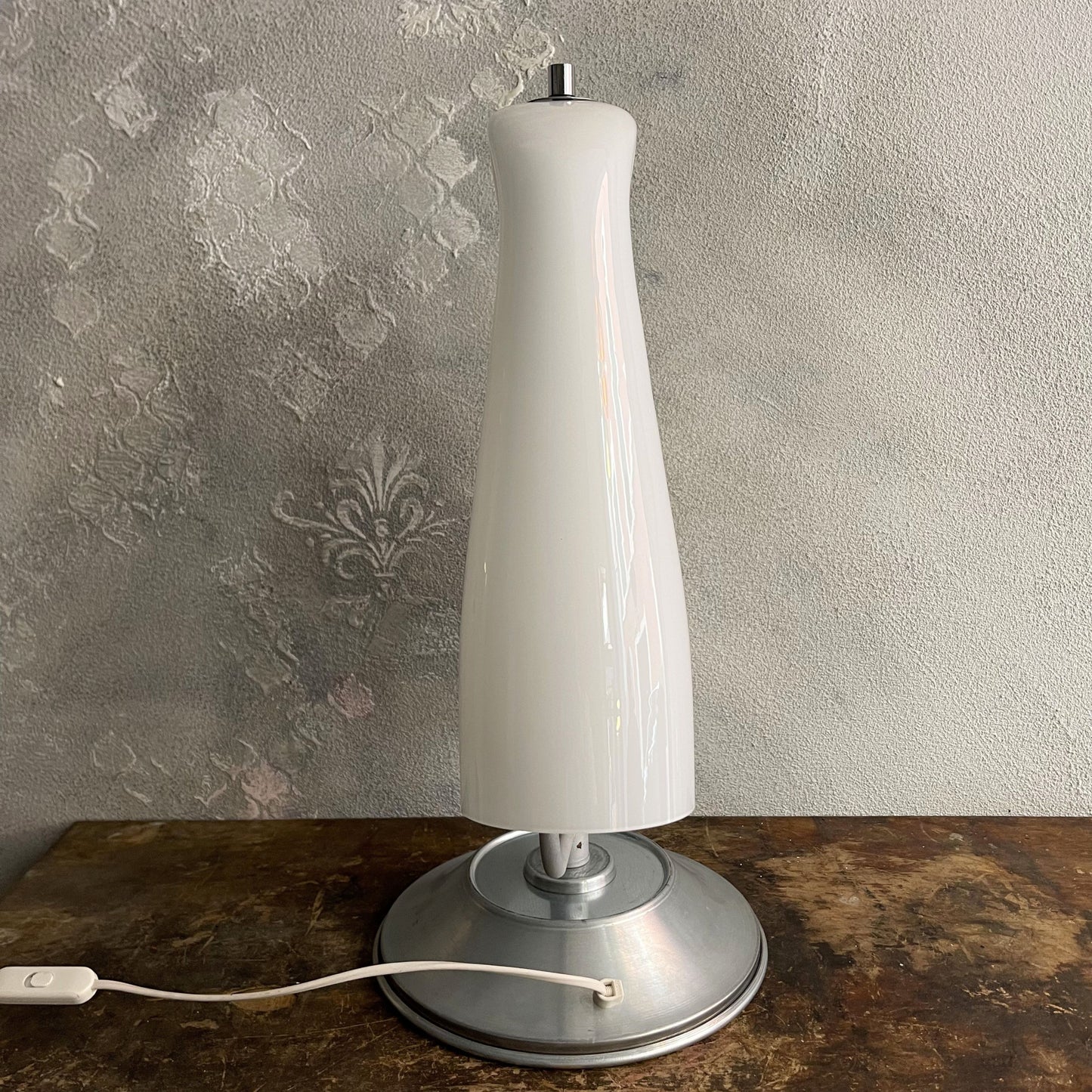 Lampada da tavolo Space Age Paralume curvo in vetro opalino a due luci attribuibile a MAZZEGA