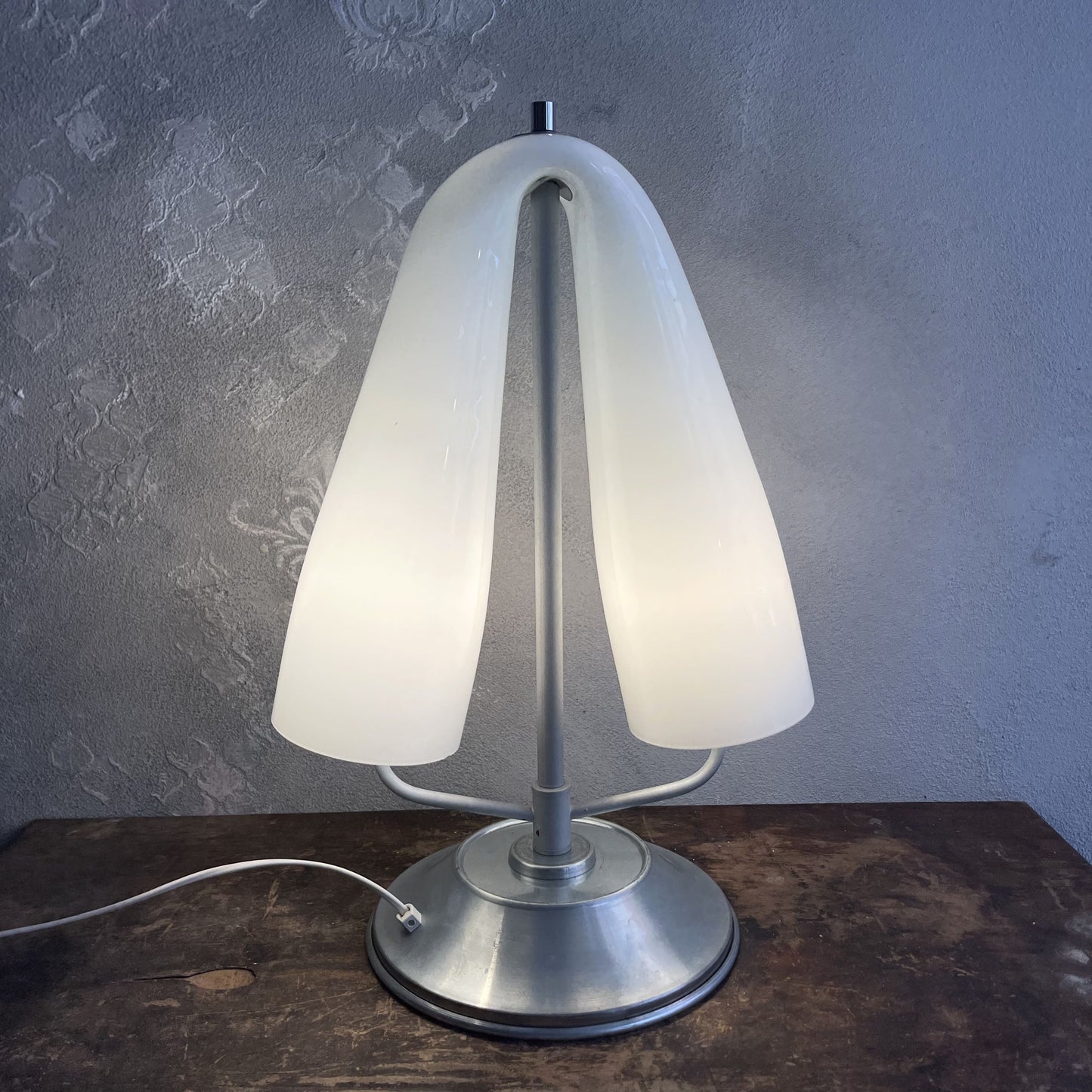 Lampada da tavolo Space Age Paralume curvo in vetro opalino a due luci attribuibile a MAZZEGA