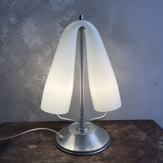 Lampada da tavolo Space Age Paralume curvo in vetro opalino a due luci attribuibile a MAZZEGA