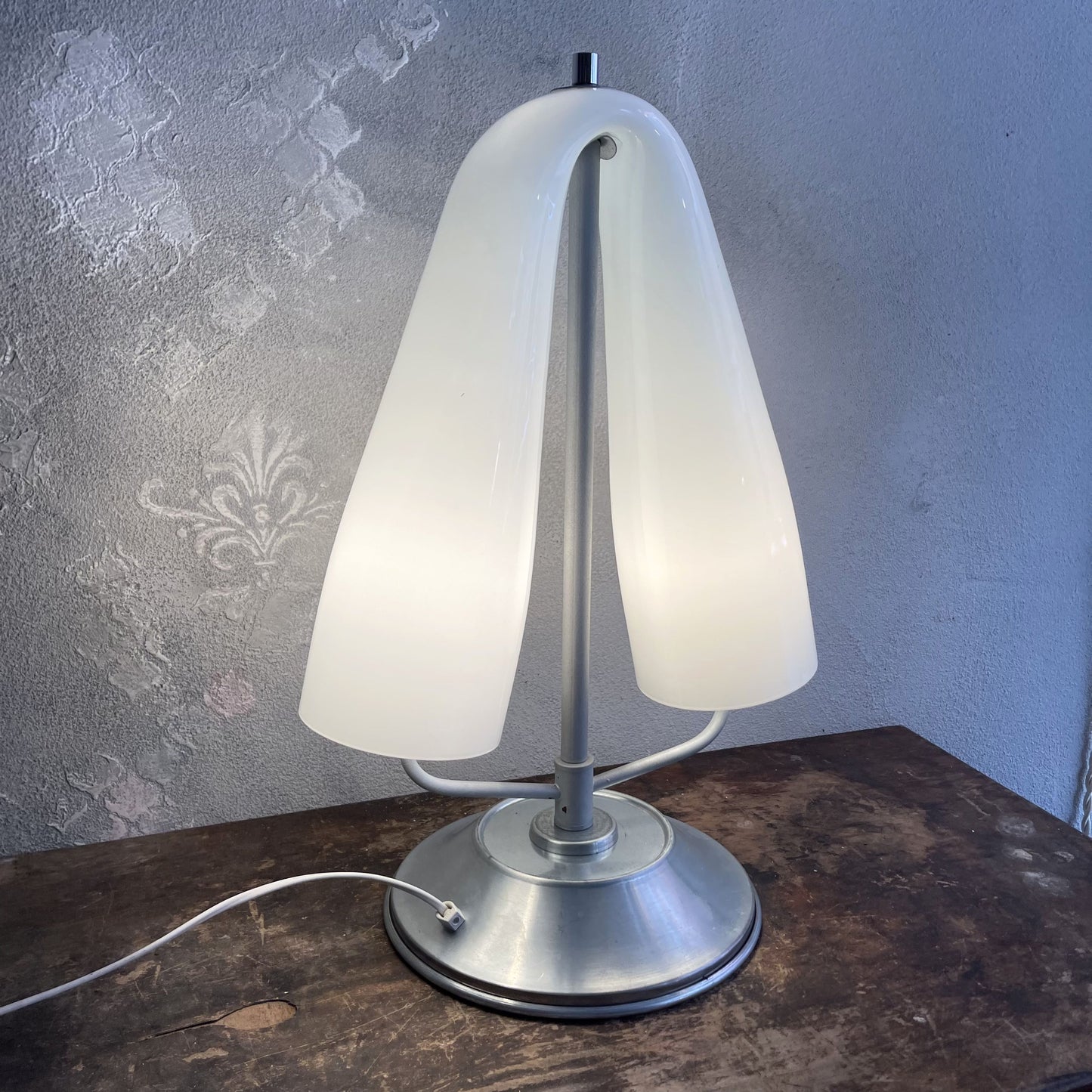 Lampada da tavolo Space Age Paralume curvo in vetro opalino a due luci attribuibile a MAZZEGA