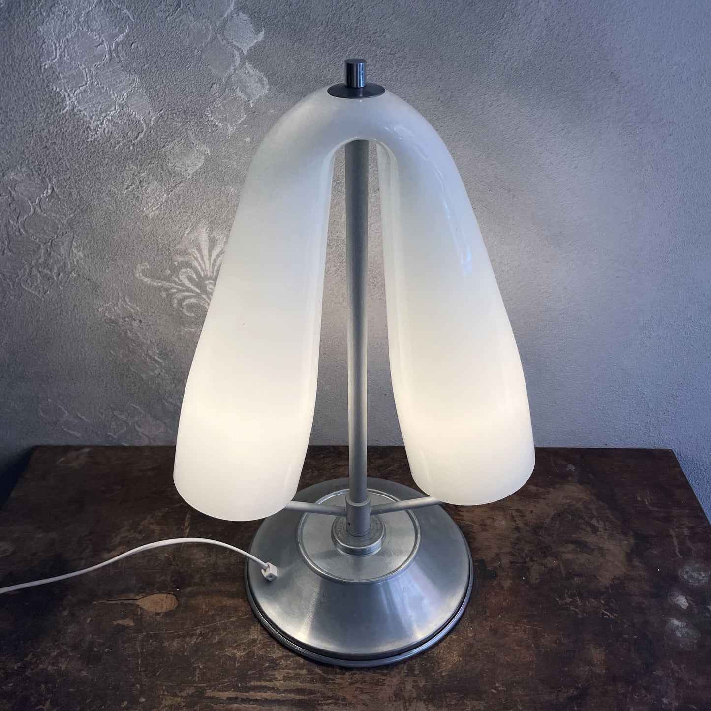 Lampada da tavolo Space Age Paralume curvo in vetro opalino a due luci attribuibile a MAZZEGA