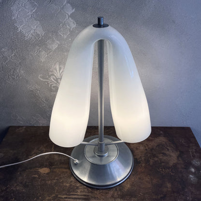 Lampada da tavolo Space Age Paralume curvo in vetro opalino a due luci attribuibile a MAZZEGA