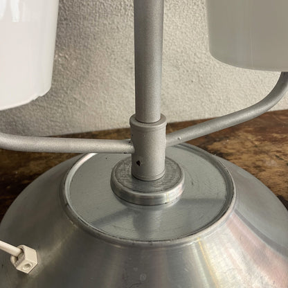 Lampada da tavolo Space Age Paralume curvo in vetro opalino a due luci attribuibile a MAZZEGA