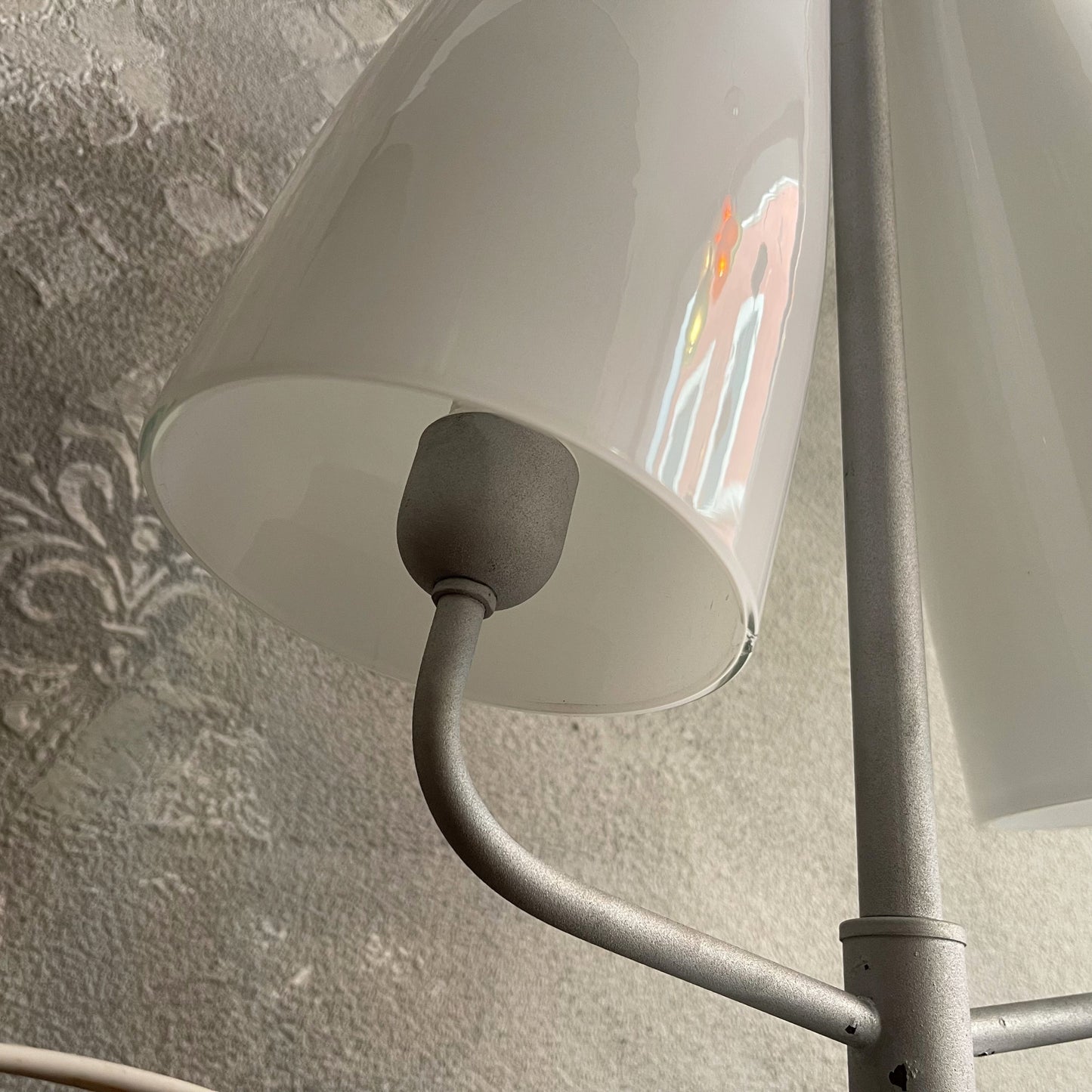 Lampada da tavolo Space Age Paralume curvo in vetro opalino a due luci attribuibile a MAZZEGA