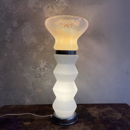 Lampada da tavolo Space Age in vetro di murano e opalino attribuibile a MAZZEGA anni 80
