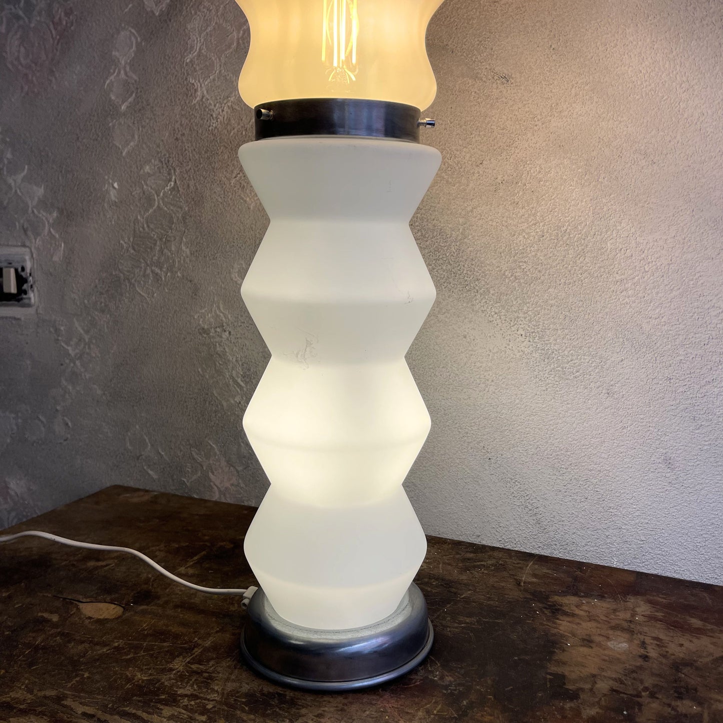 Lampada da tavolo Space Age in vetro di murano e opalino attribuibile a MAZZEGA anni 80