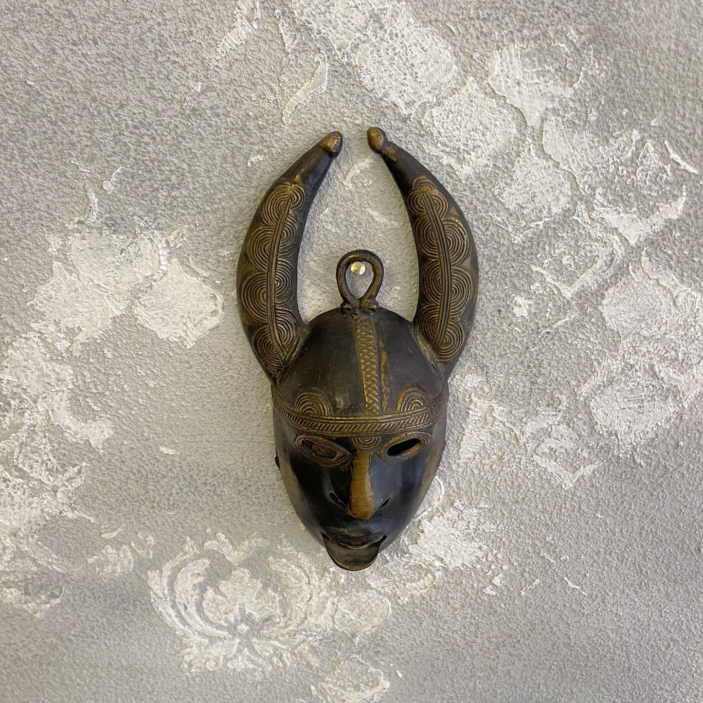 Machera tribale africana decorativa in ottone Yohourè sottogruppo degli Akar dalla Costa d Avorio XX secolo