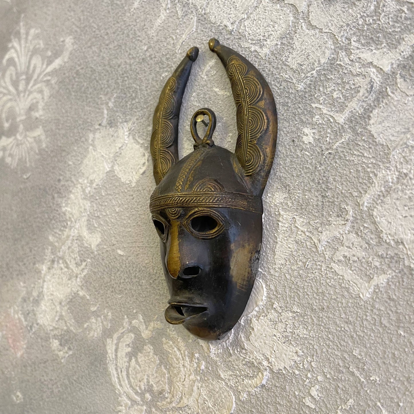 Machera tribale africana decorativa in ottone Yohourè sottogruppo degli Akar dalla Costa d Avorio XX secolo