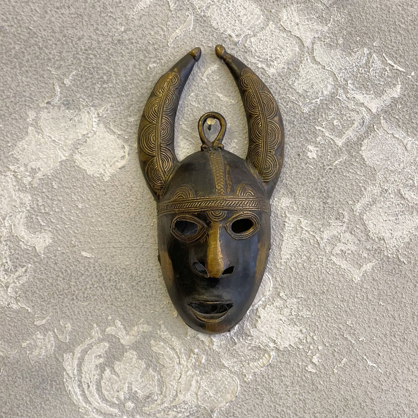 Machera tribale africana decorativa in ottone Yohourè sottogruppo degli Akar dalla Costa d Avorio XX secolo