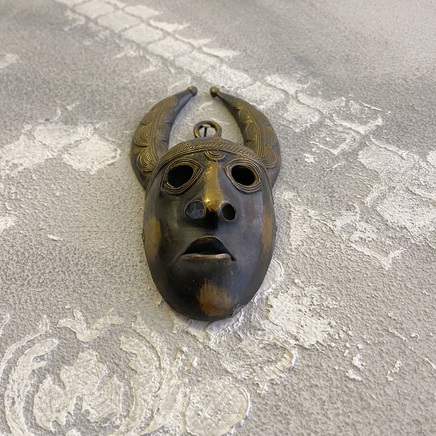 Machera tribale africana decorativa in ottone Yohourè sottogruppo degli Akar dalla Costa d Avorio XX secolo