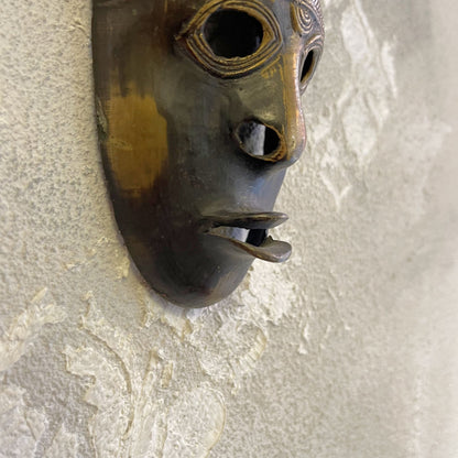 Machera tribale africana decorativa in ottone Yohourè sottogruppo degli Akar dalla Costa d Avorio XX secolo
