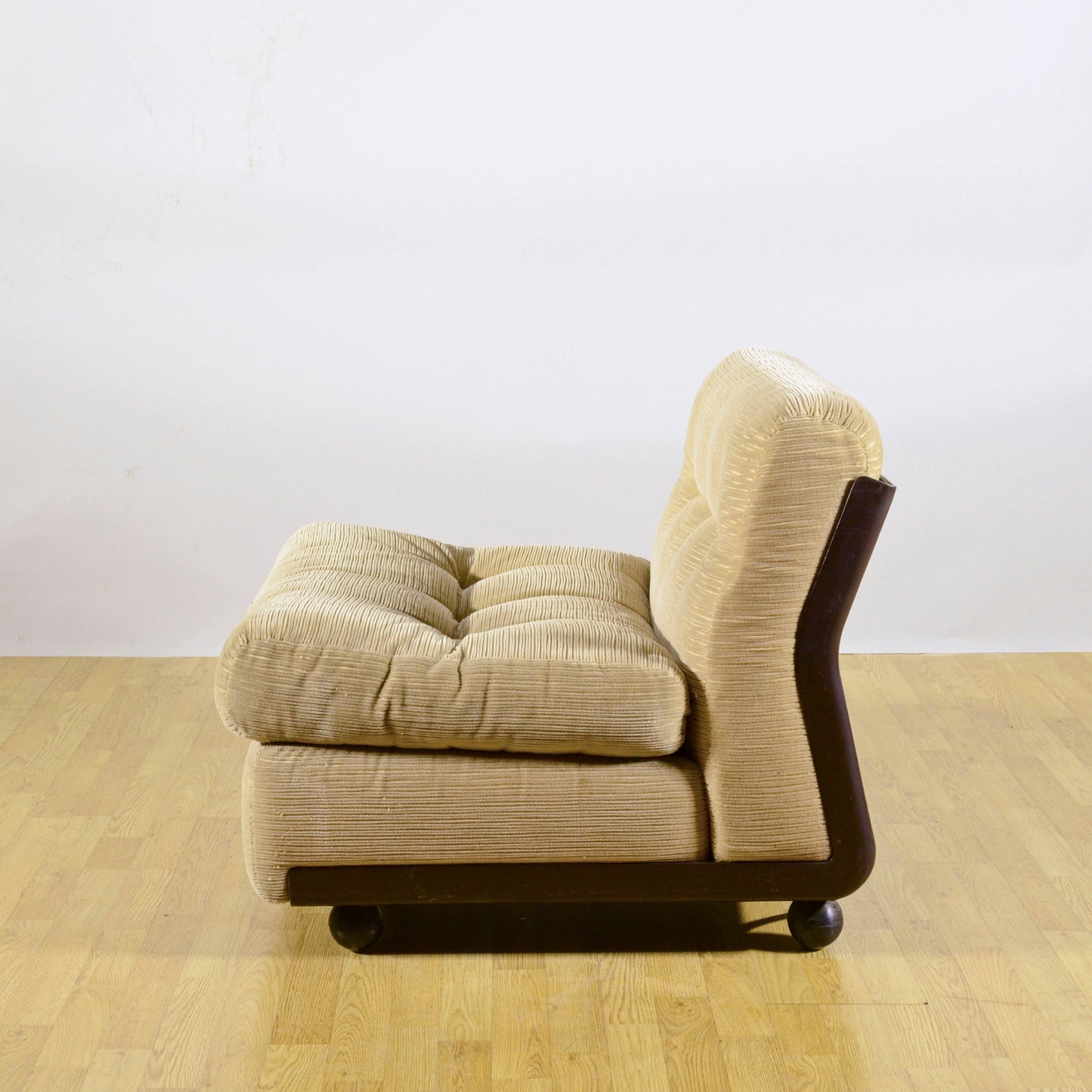 Poltrona Lounge Amanta Di Mario Bellini X CeB Italia In Velluto A Coste Beige E Scocca In Fibra Di Vetro Anni 70