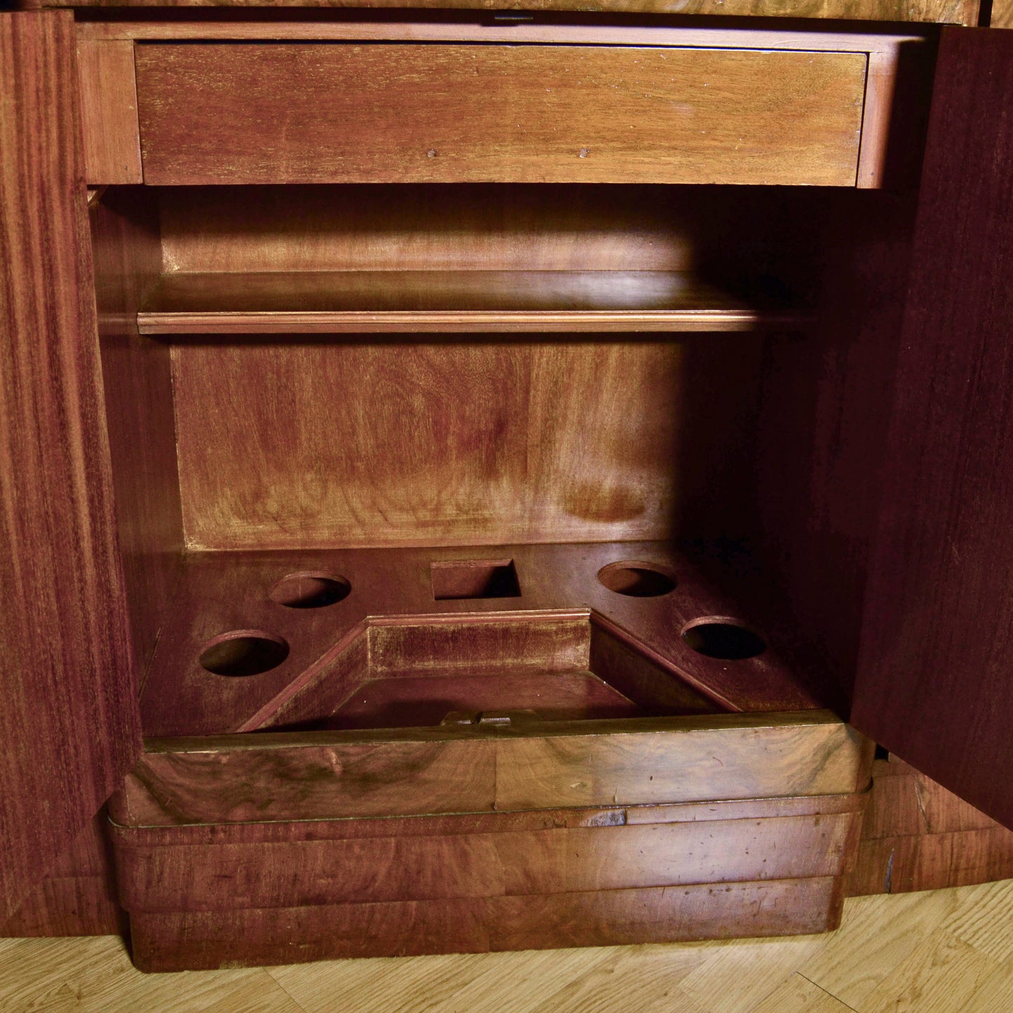 Mobile Bar Art Deco' In Radica Di Noce Pregiata Due Ante Laterali Una Grande Gentrale Inferiore E Una Superiore Anni 30