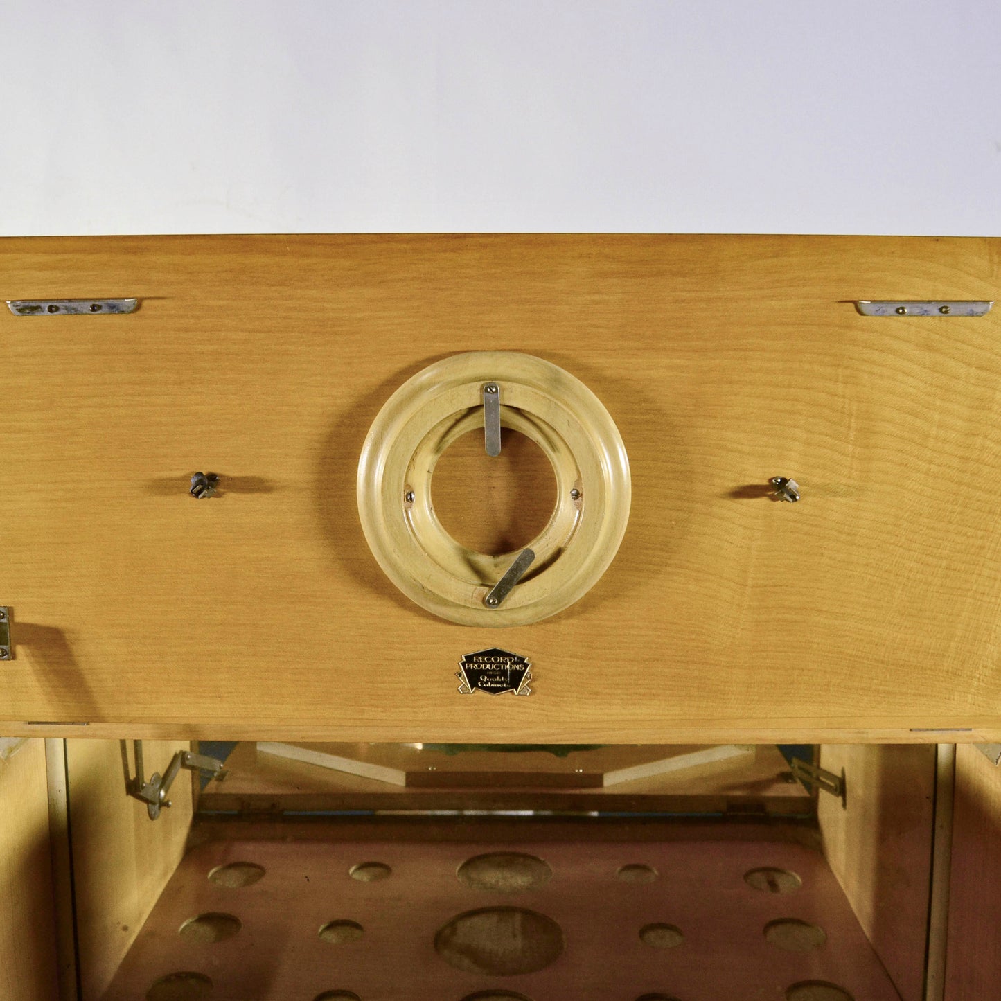 Mobile Bar Art Deco' In Radica Di Noce Pregiata Due Ante Laterali Una Grande Gentrale Inferiore E Una Superiore Anni 30