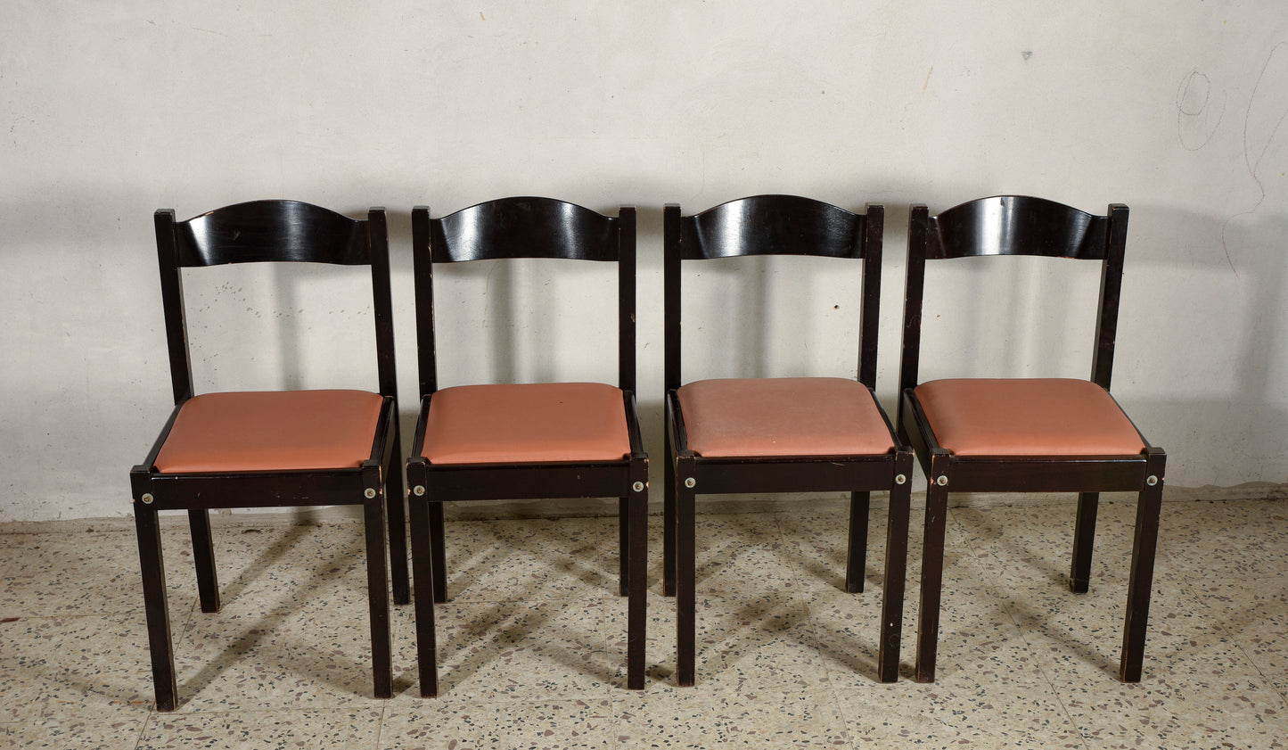 Gruppo di 4 sedie  design Italia 1980