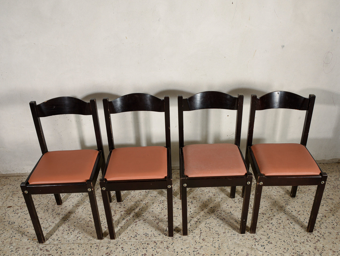 Gruppo di 4 sedie  design Italia 1980