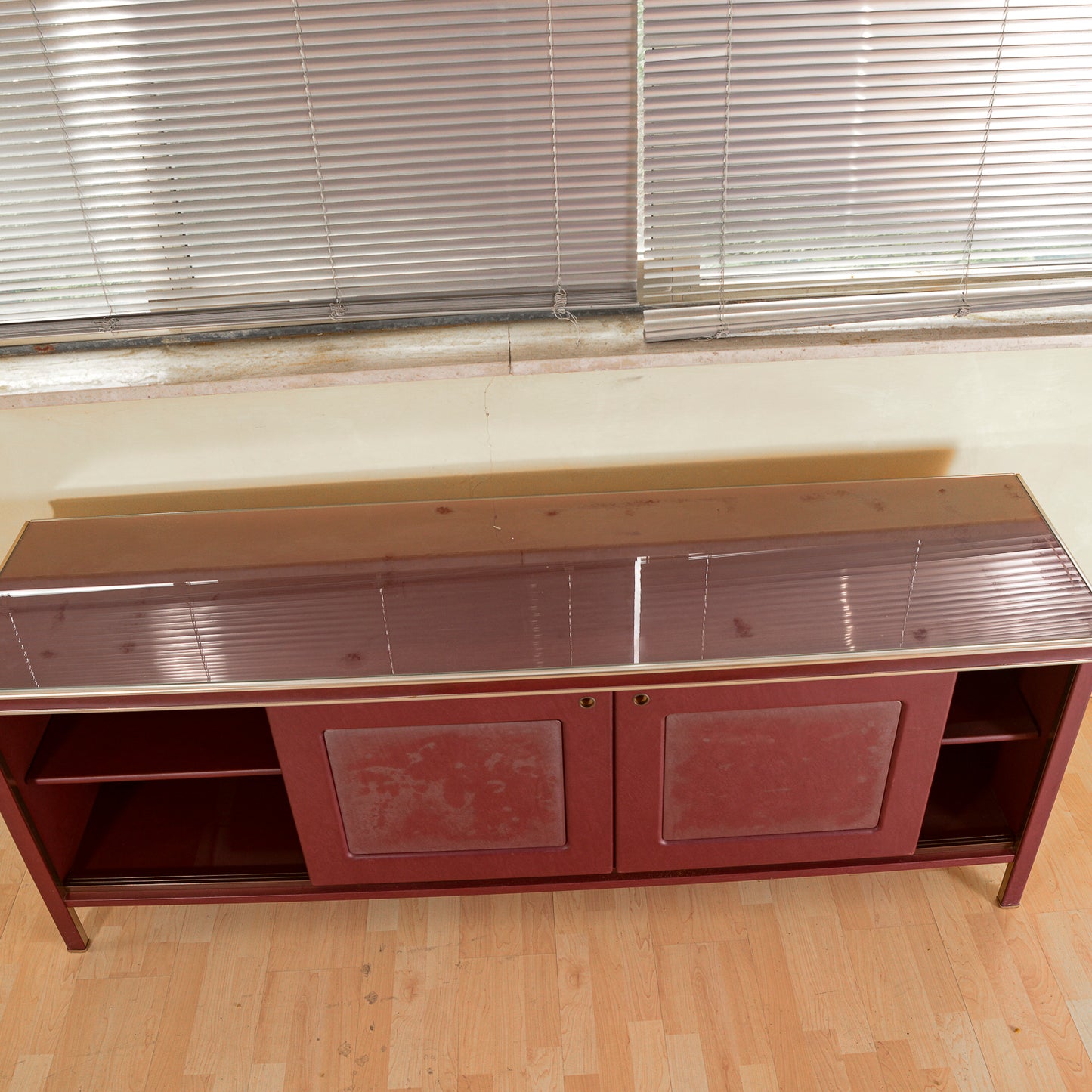 Credenza  Umberto Mascagni  rivestita in vilpelle bordeaux  Italia metà 900