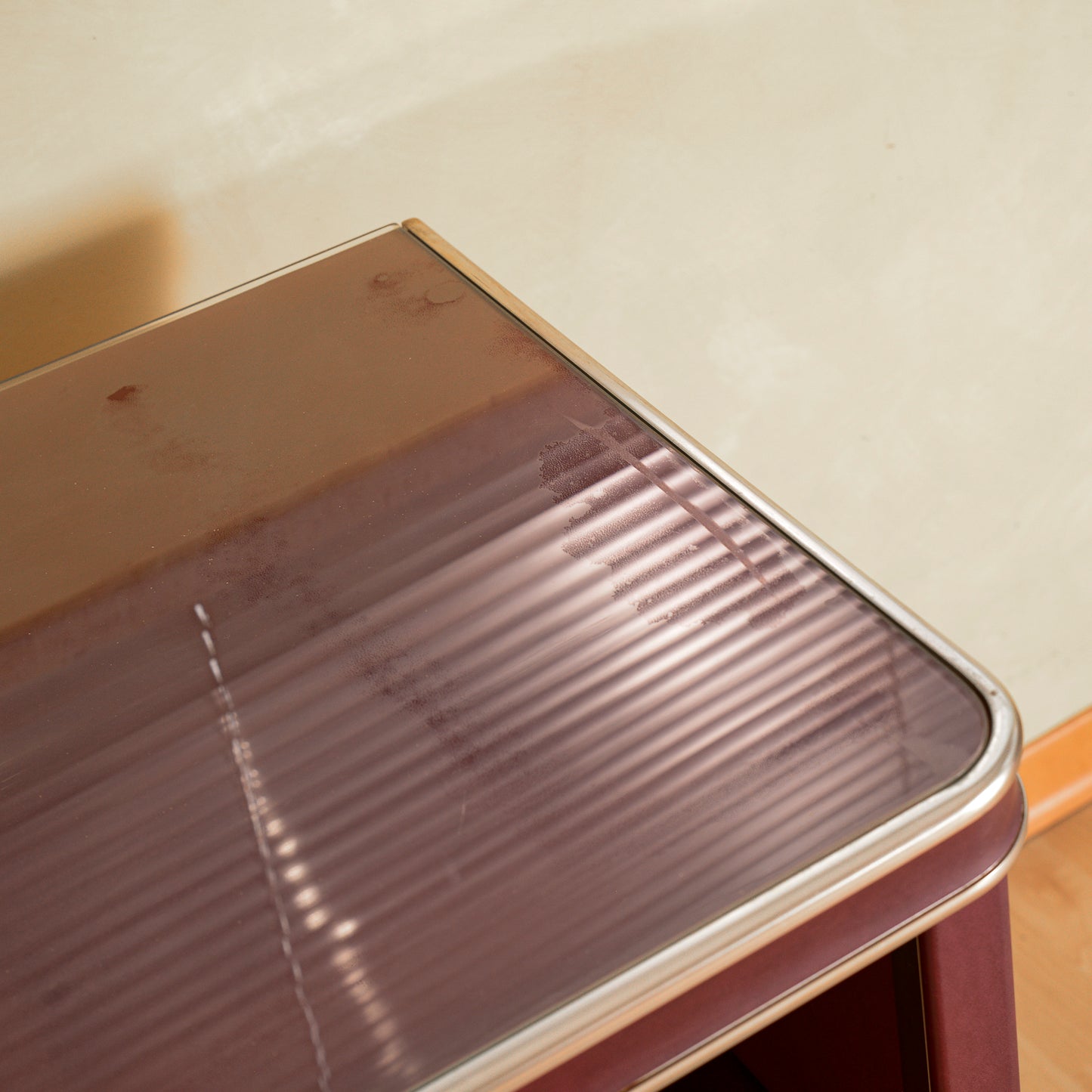 Credenza  Umberto Mascagni  rivestita in vilpelle bordeaux  Italia metà 900