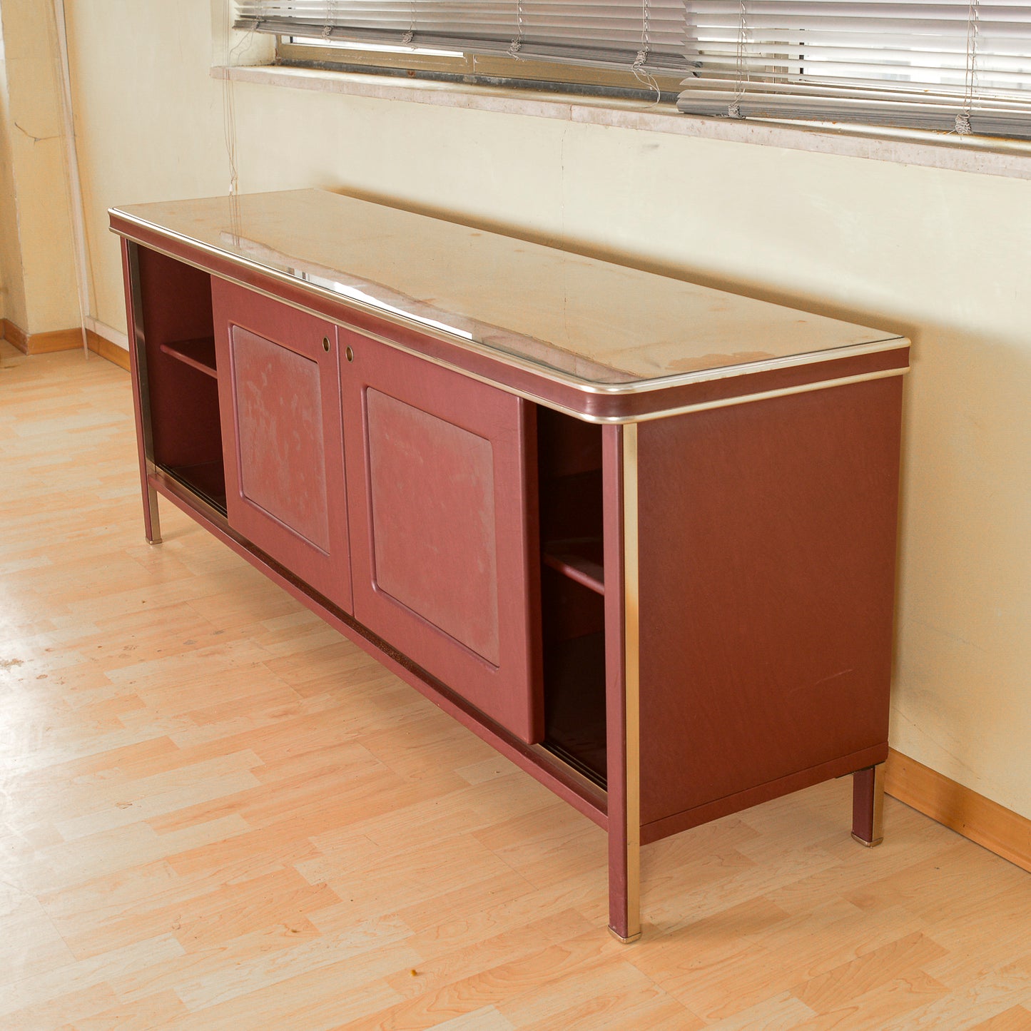 Credenza  Umberto Mascagni  rivestita in vilpelle bordeaux  Italia metà 900
