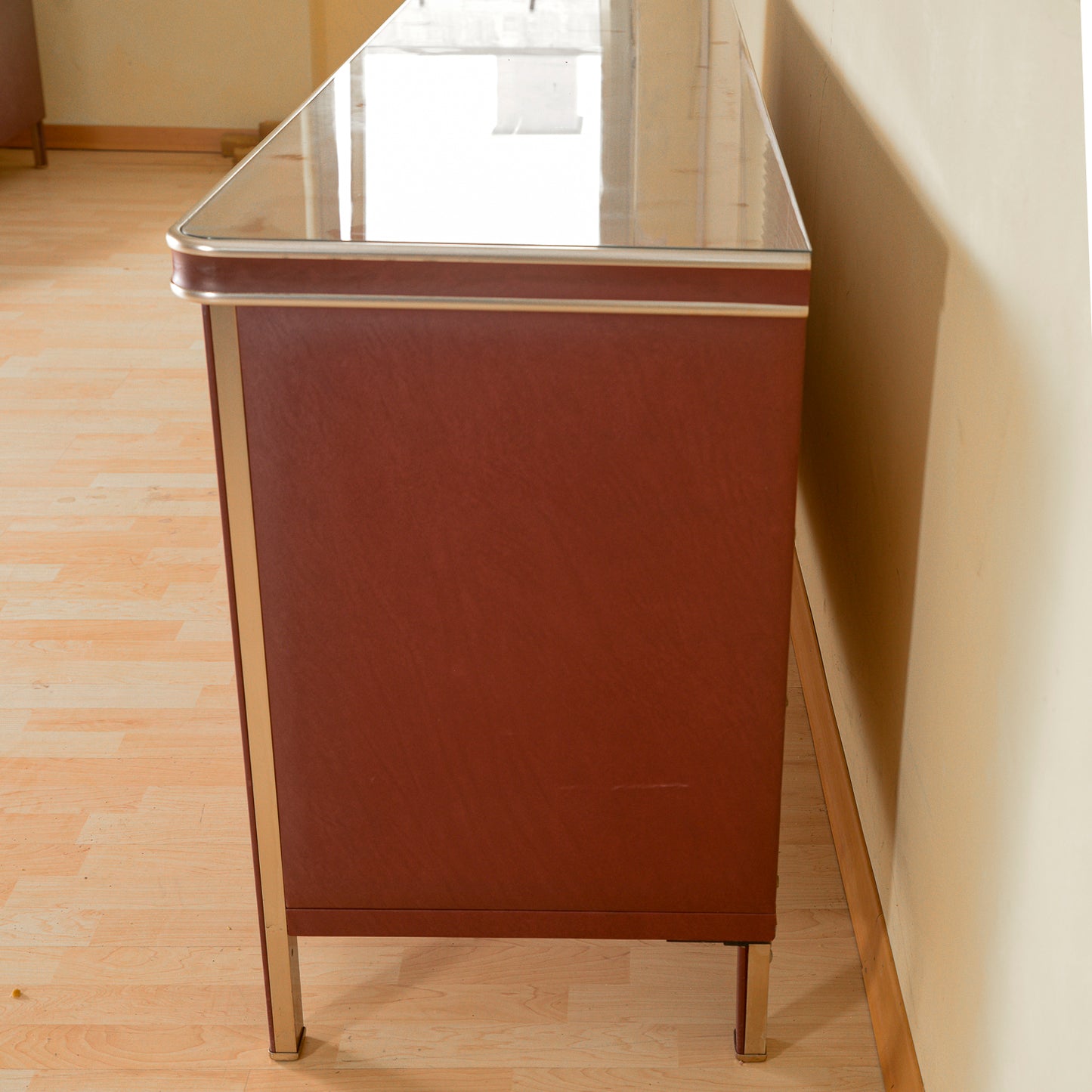 Credenza  Umberto Mascagni  rivestita in vilpelle bordeaux  Italia metà 900