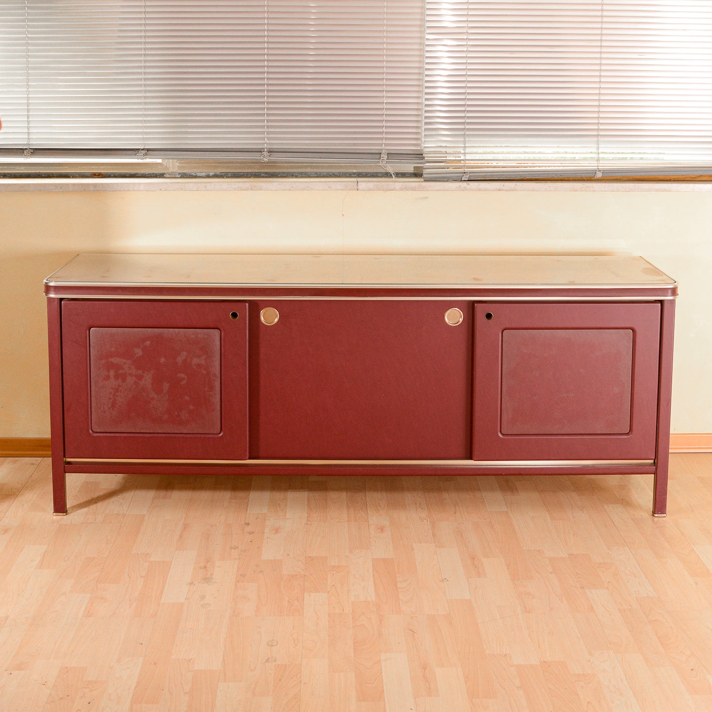 Credenza  Umberto Mascagni  rivestita in vilpelle bordeaux  Italia metà 900
