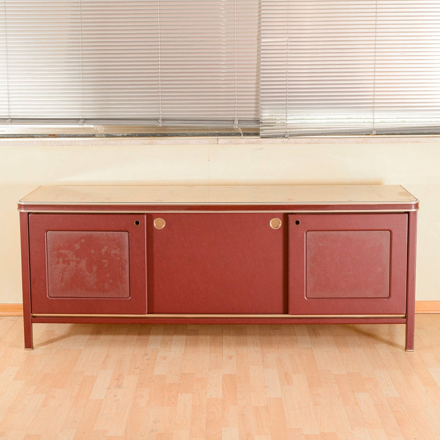 Credenza  Umberto Mascagni  rivestita in vilpelle bordeaux  Italia metà 900