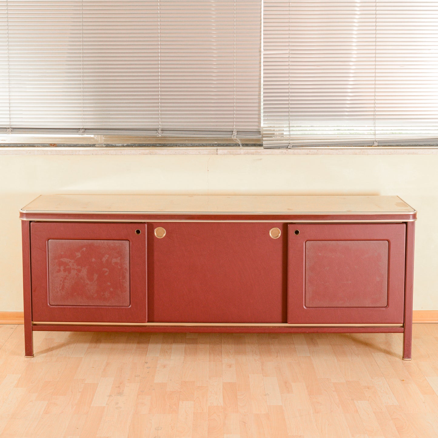Credenza  Umberto Mascagni  rivestita in vilpelle bordeaux  Italia metà 900