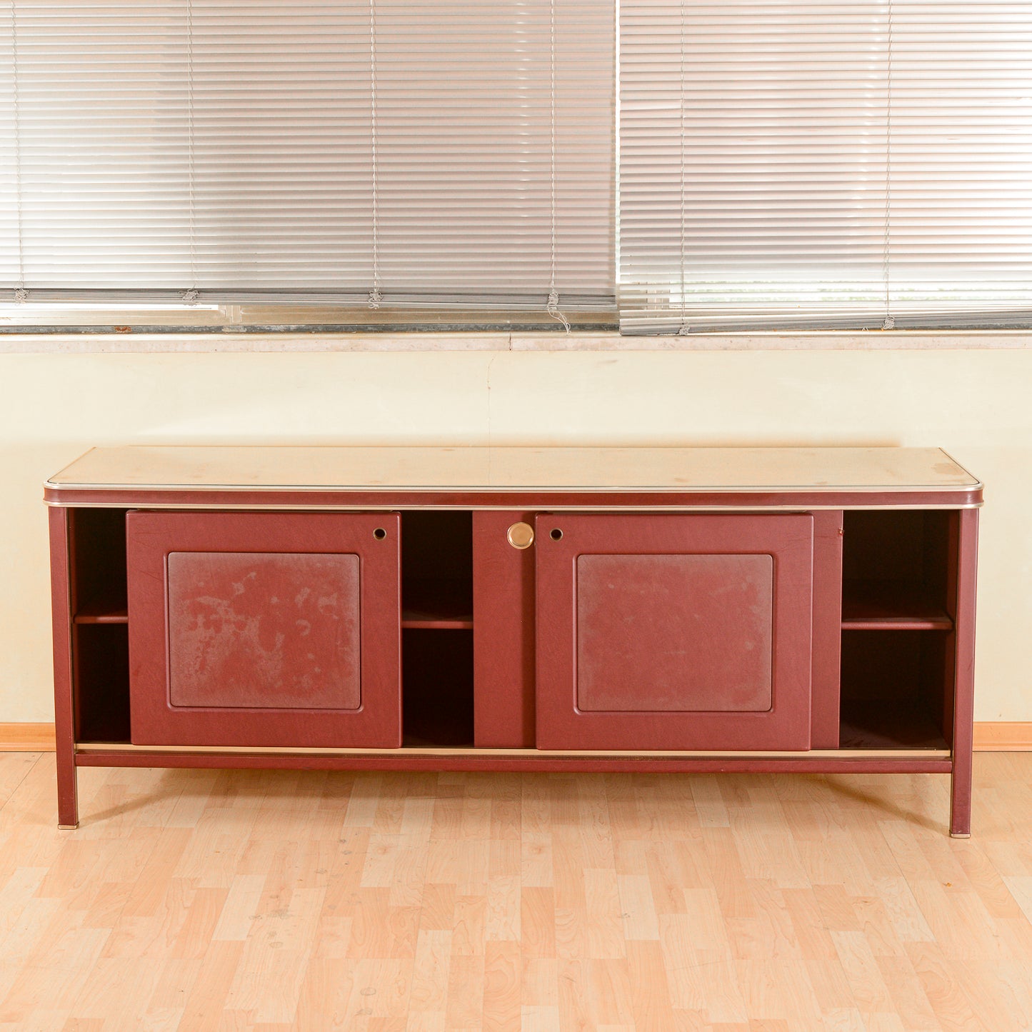 Credenza  Umberto Mascagni  rivestita in vilpelle bordeaux  Italia metà 900