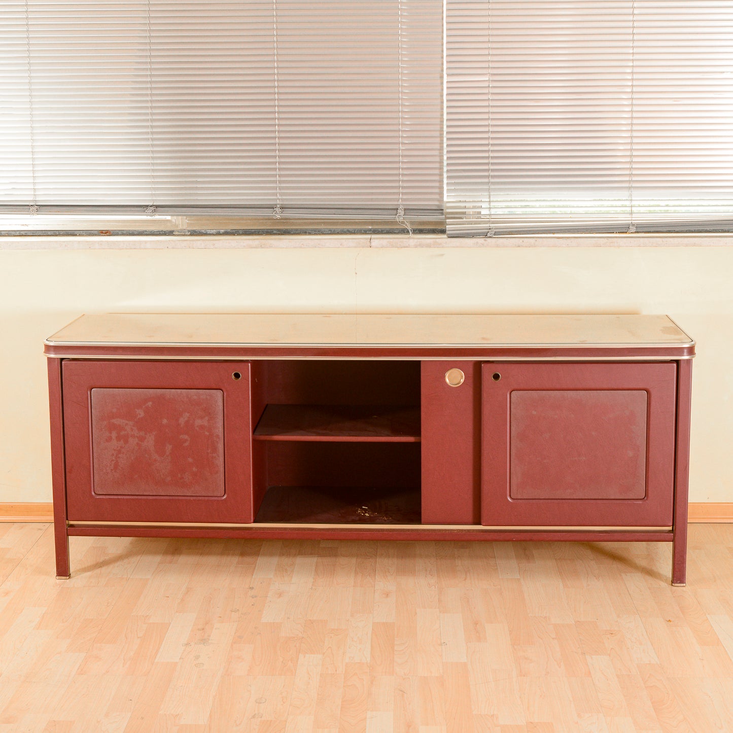 Credenza  Umberto Mascagni  rivestita in vilpelle bordeaux  Italia metà 900