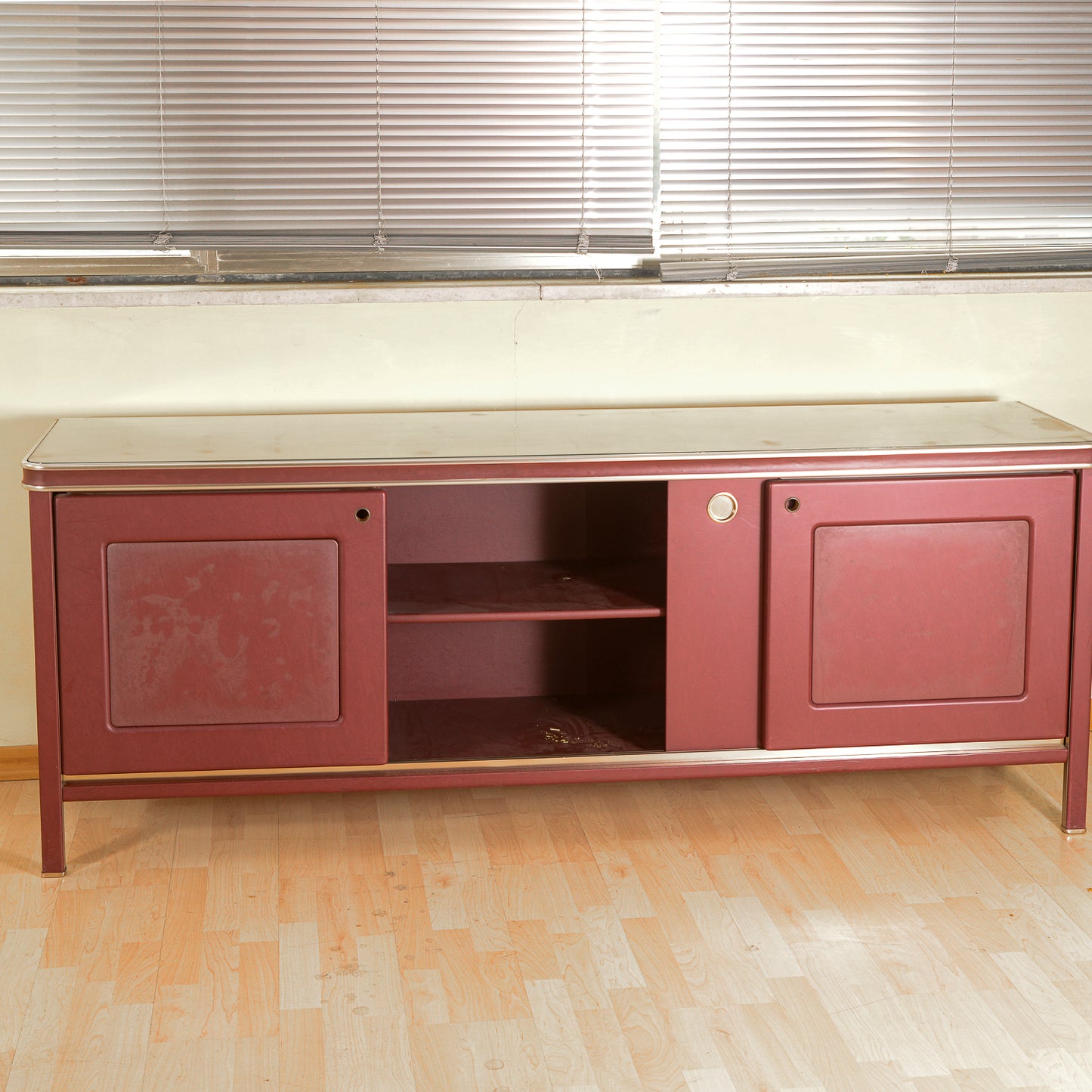 Credenza  Umberto Mascagni  rivestita in vilpelle bordeaux  Italia metà 900