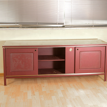 Credenza  Umberto Mascagni  rivestita in vilpelle bordeaux  Italia metà 900