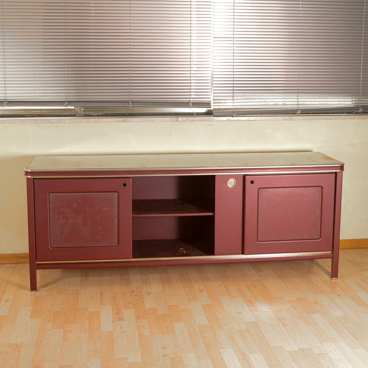 Credenza  Umberto Mascagni  rivestita in vilpelle bordeaux  Italia metà 900