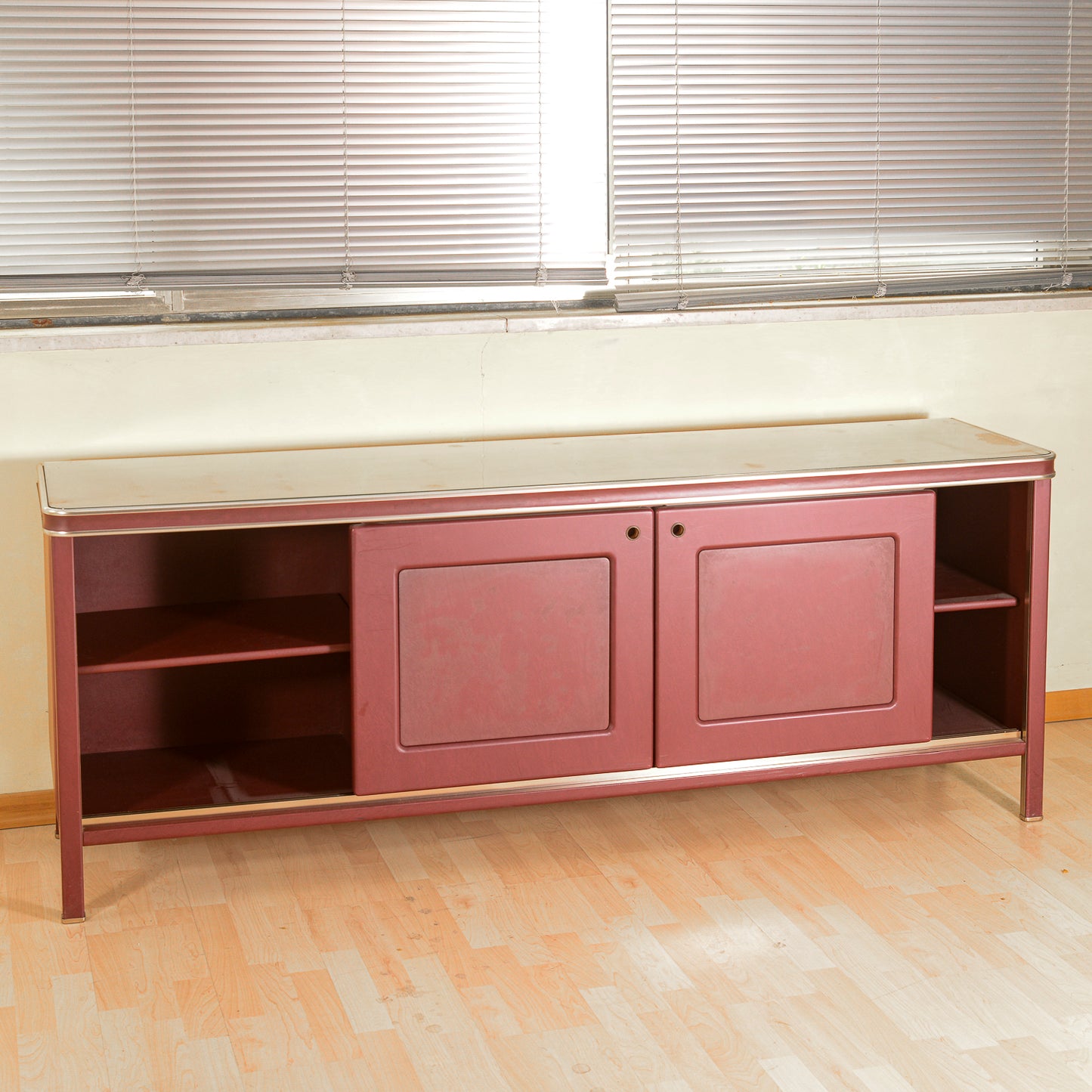 Credenza  Umberto Mascagni  rivestita in vilpelle bordeaux  Italia metà 900