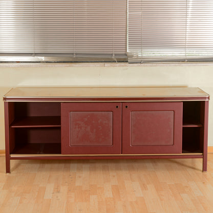 Credenza  Umberto Mascagni  rivestita in vilpelle bordeaux  Italia metà 900
