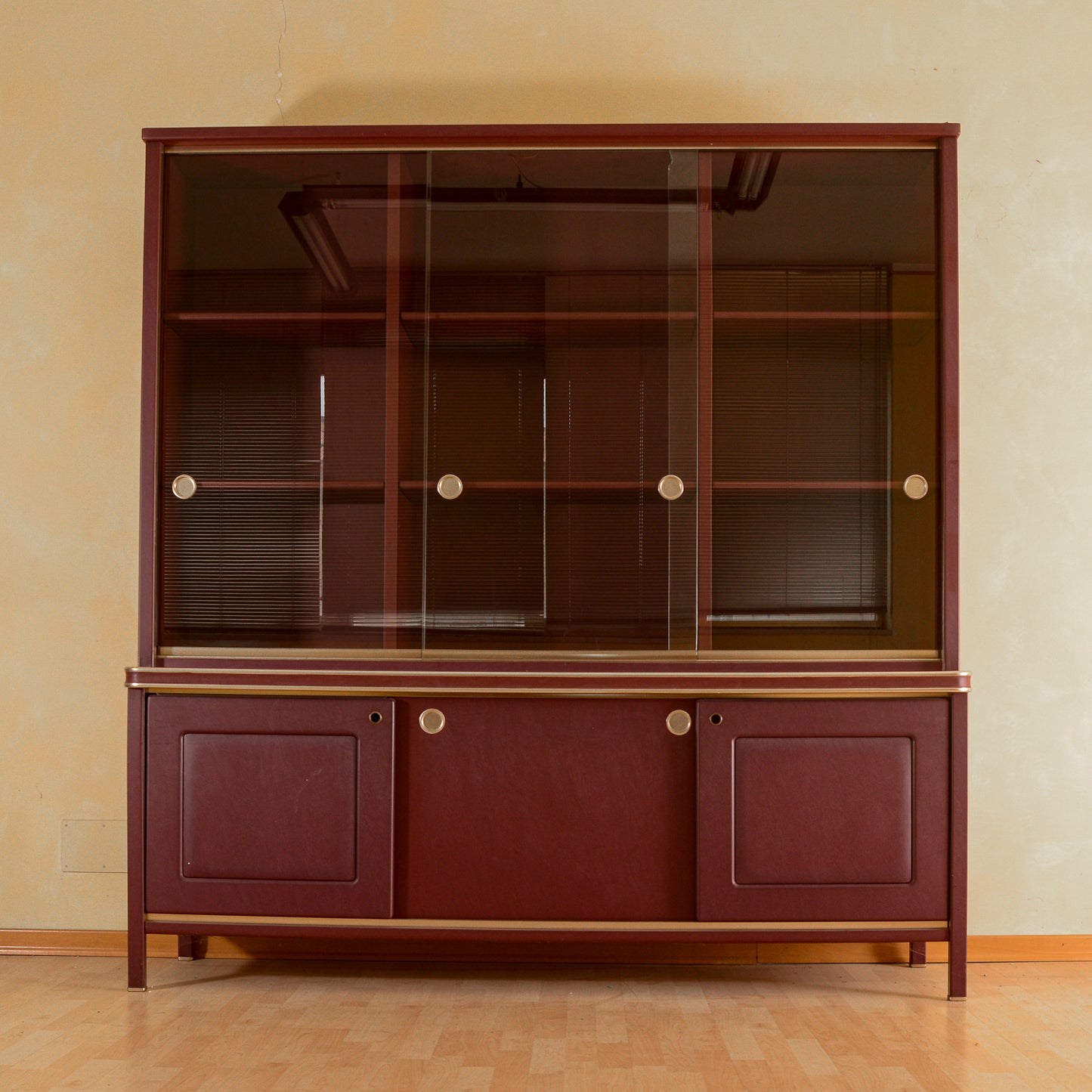Credenza doppio corpo anni 50 Umberto Mascagni rivestita in similpelle bordeaux