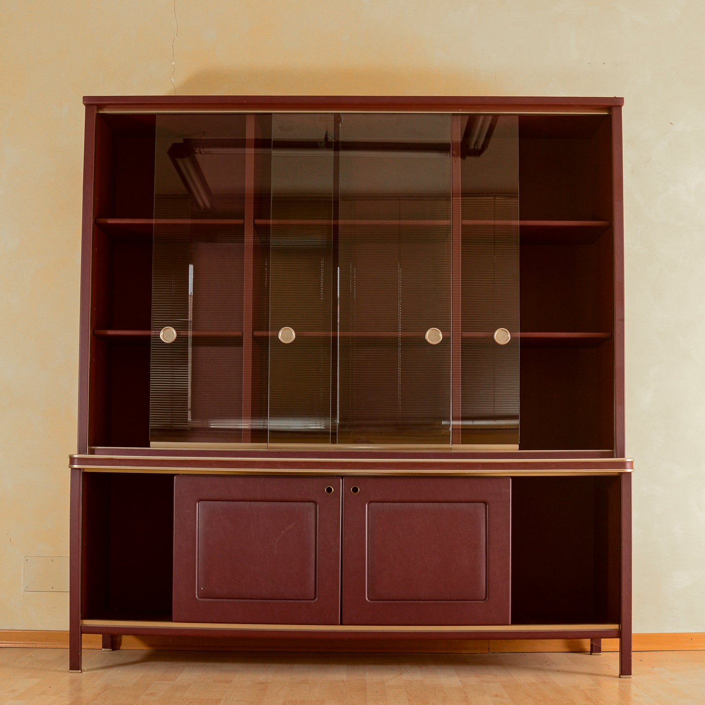 Credenza doppio corpo anni 50 Umberto Mascagni rivestita in similpelle bordeaux