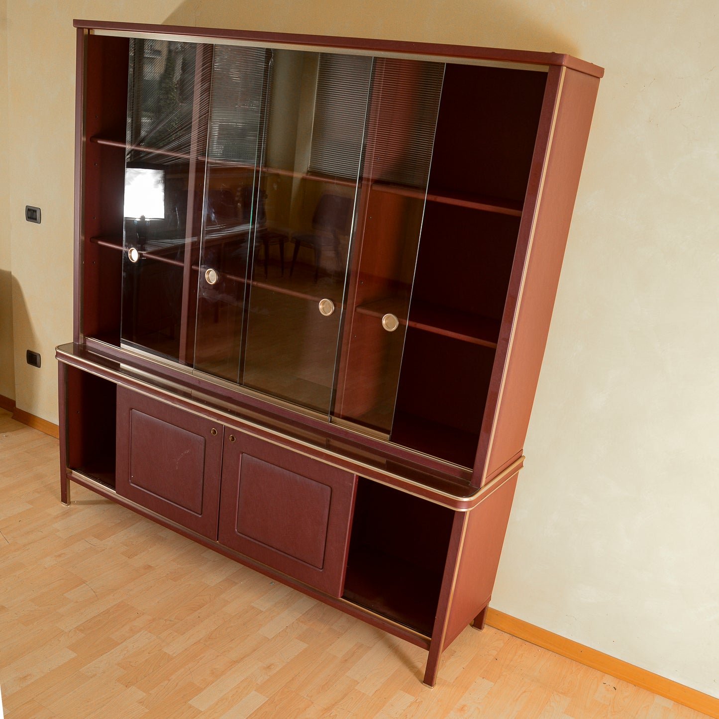 Credenza doppio corpo anni 50 Umberto Mascagni rivestita in similpelle bordeaux