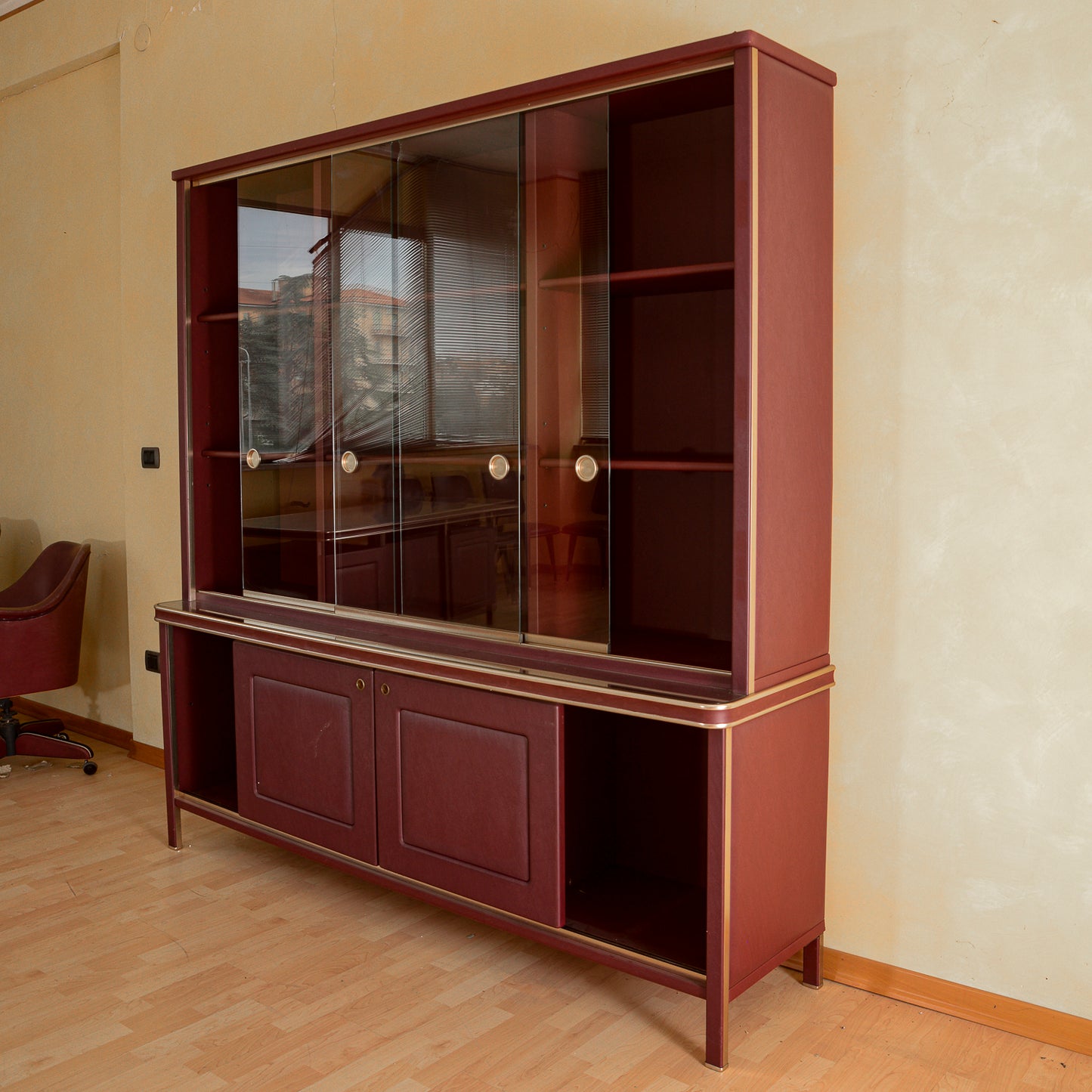 Credenza doppio corpo anni 50 Umberto Mascagni rivestita in similpelle bordeaux
