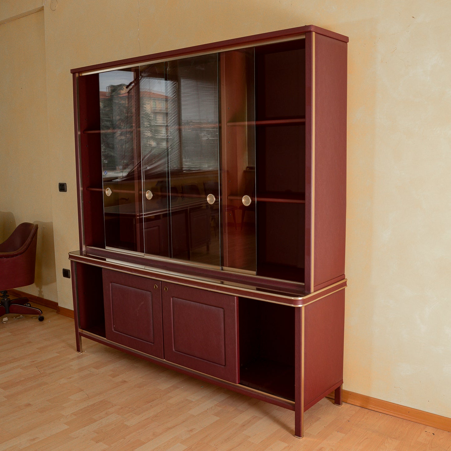 Credenza doppio corpo anni 50 Umberto Mascagni rivestita in similpelle bordeaux