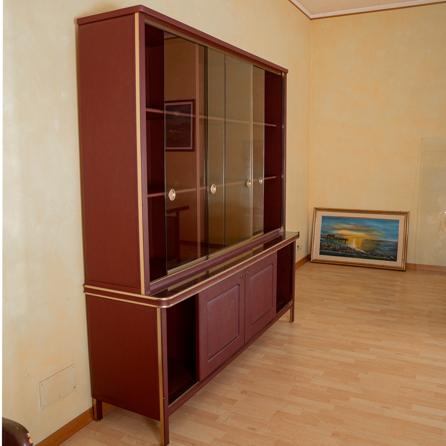 Credenza doppio corpo anni 50 Umberto Mascagni rivestita in similpelle bordeaux