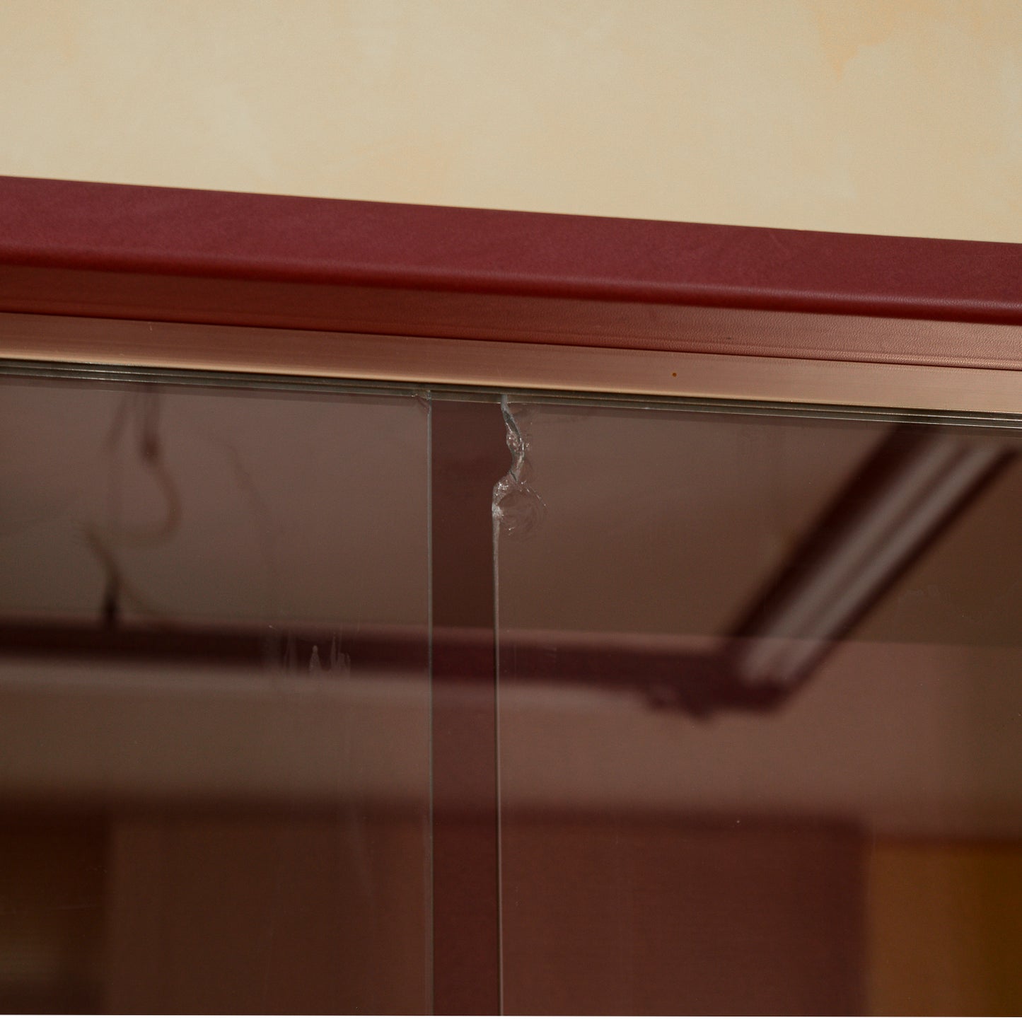 Credenza doppio corpo anni 50 Umberto Mascagni rivestita in similpelle bordeaux