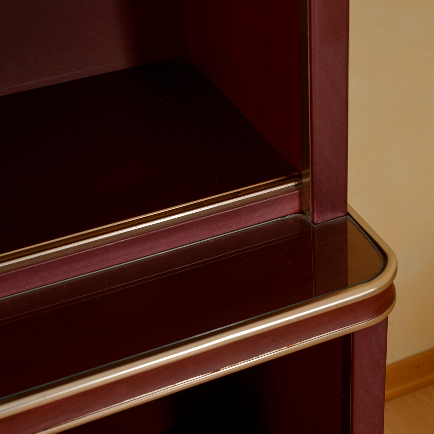 Credenza doppio corpo anni 50 Umberto Mascagni rivestita in similpelle bordeaux