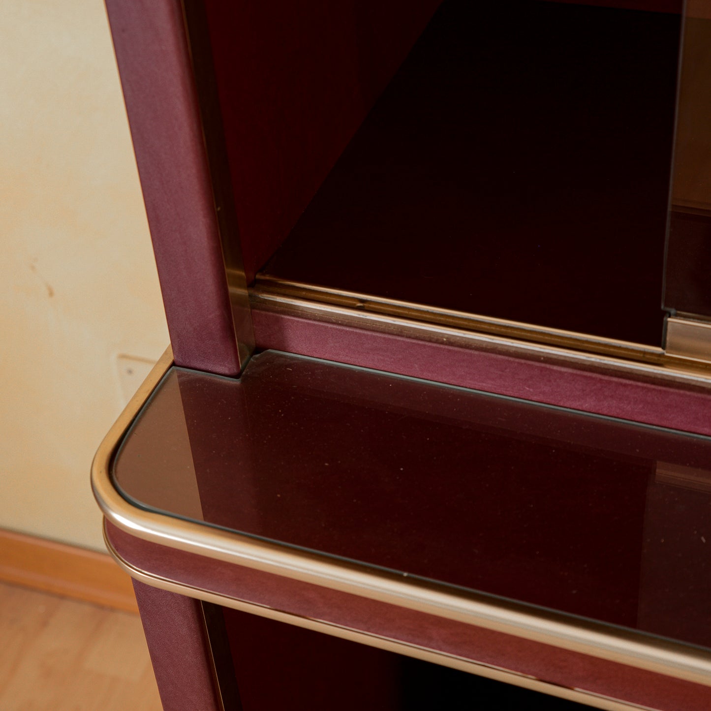 Credenza doppio corpo anni 50 Umberto Mascagni rivestita in similpelle bordeaux